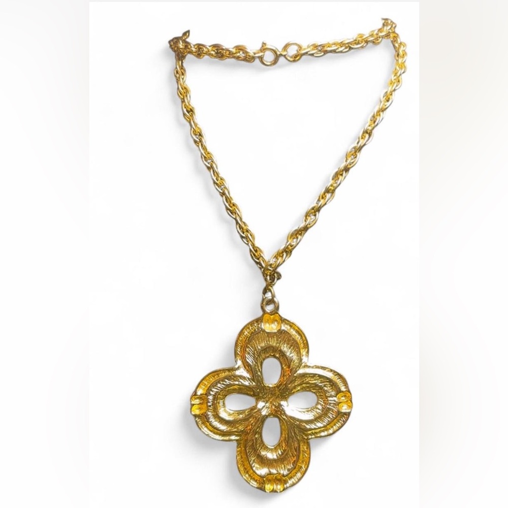 Elegant Gold Pendant Necklace